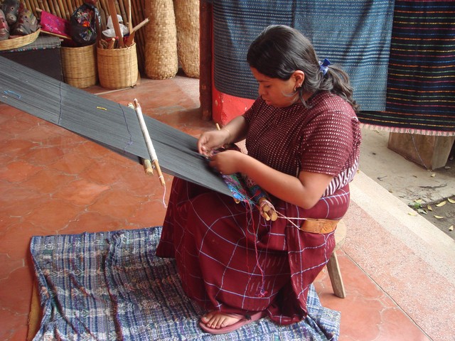 Arbeiten Webarbeit einer Indigena in Guatemala