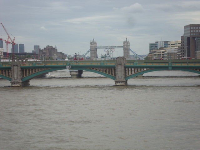 Tower Bridge mit Olympiaringen