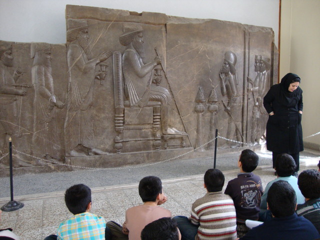 Schulklasse im Nationalmuseum von Teheran vor Darius-Audienzrelief