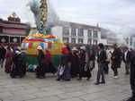 Barkhor - Pilger vor dem  Jokhang Tempel