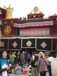 vor dem Joghang Tempel in Lhasa