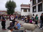 vor dem Jokhang Tempel in Lhasa