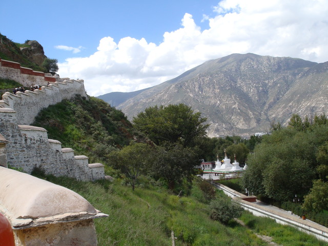 Blick auf Stupas von den Potala Palast Ausgangstreppen