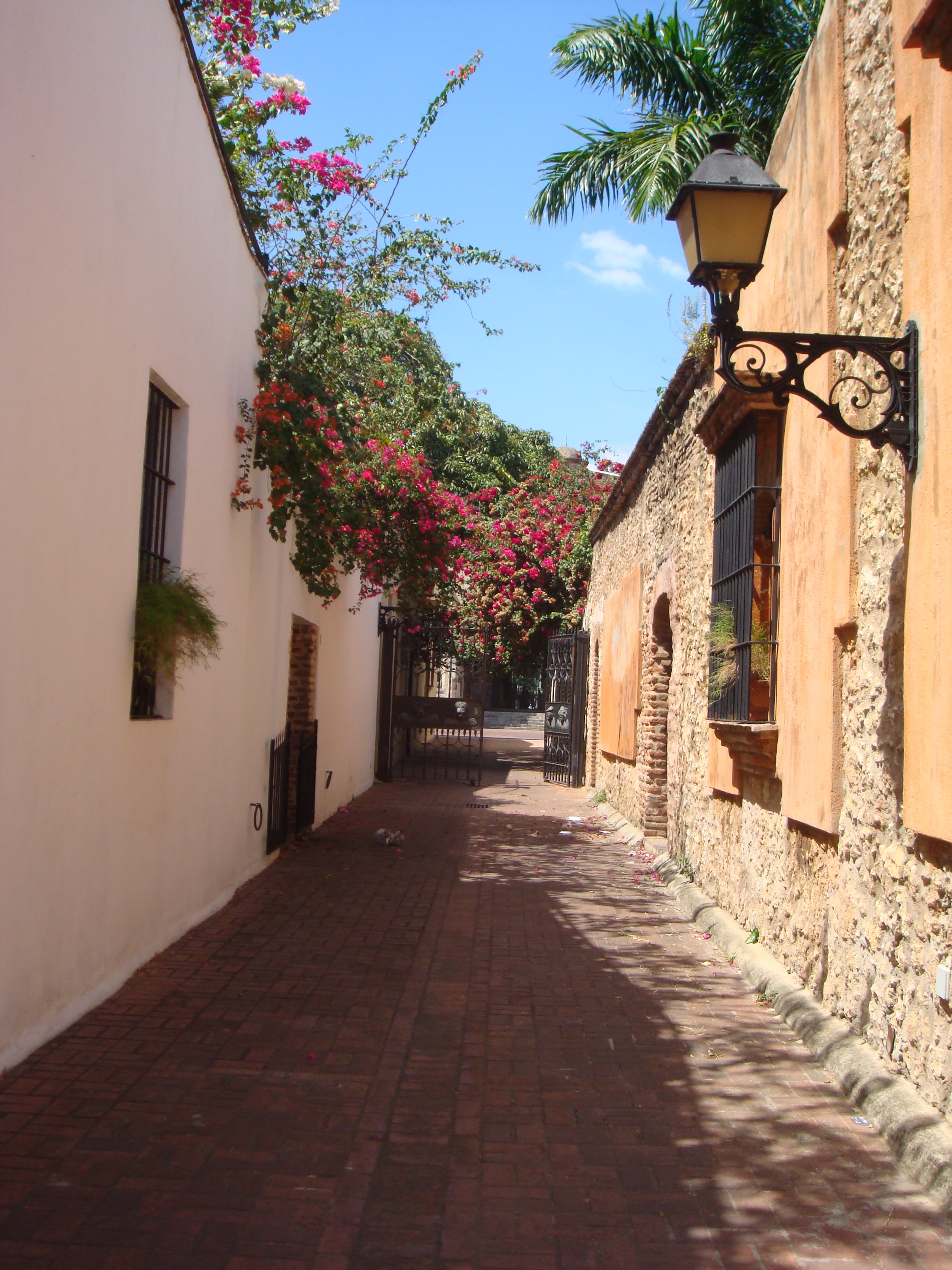 historische Gassen in Santo Domingo - Eingang zum Kloster
