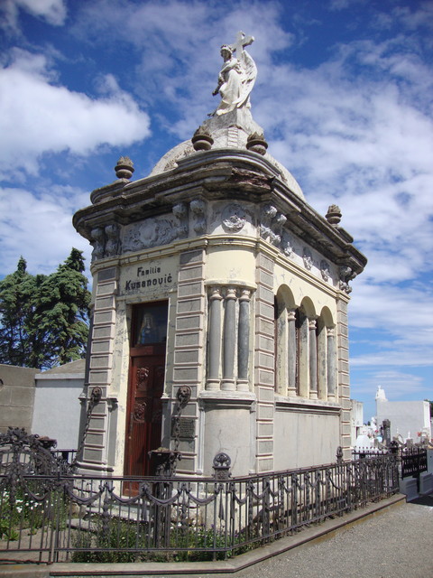 Punta Arenas - Friedhof Grabmal Familia Cusanovic