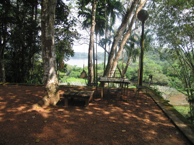 Lunuganga: Sitzplatz mit Glocke in Geoffrey Bavas Garten