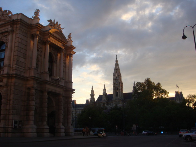 Burgtheater und Rathaus am Abend