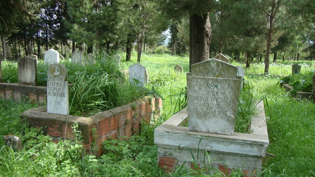 Friedhof mit Grabinschriften verschiedener Zeitrechnungen