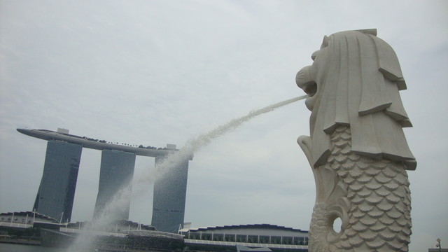 Merlion gegen Marina Bay Sands