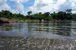 am oberen Surinamefluss flussaufwärts raus aus der Zivilisation