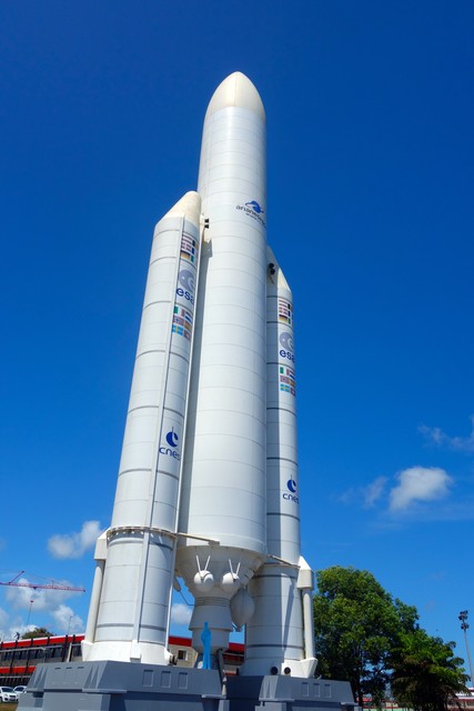 Replikation der Ariane-Trägerrakete vor dem Weltraumzentrum der ESA in Kourou