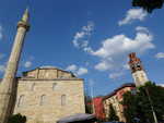 Uhrturm und Moschee in Pristina
