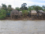 Dorf am Mekongufer
