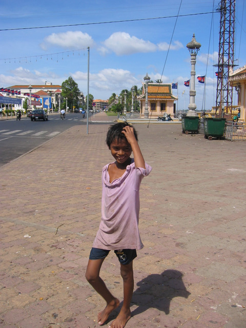 Bettelkind in Phnom Penh am Sisowath Quay
