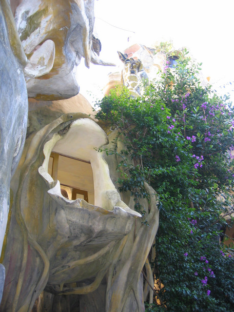 v dalat crazy house